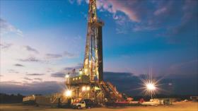 Aumenta precio de petróleo tras disminuirse pozos activos en EEUU