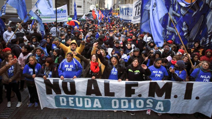 Argentinos reciben con protestas a la directora del FMI