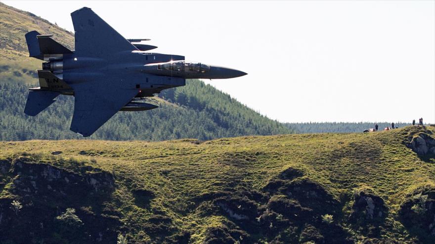 Un avión de combate F-15 en pleno entrenamiento operativo de bajo vuelo, 26 de junio de 2018.