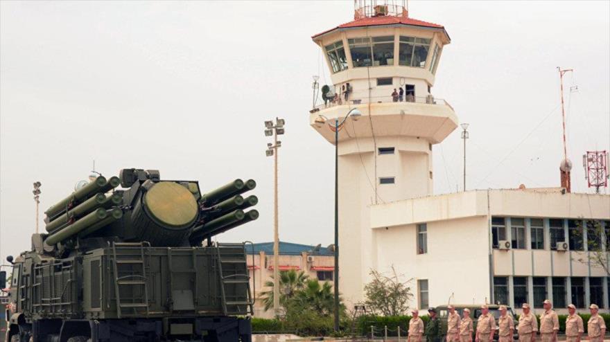 Sistema antiaéreo ruso desplegado en la base aérea rusa Hmeimim, en Latakia, Siria.