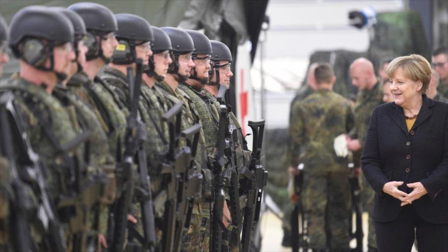 La canciller alemana, Angela Merkel, se reúne con miembros del Bundeswehr en un cuartel en Alemania.