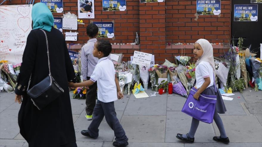 Una familia musulmana en el área de Finsbury Park, en Londres, capital británica, 20 de junio de 2017.