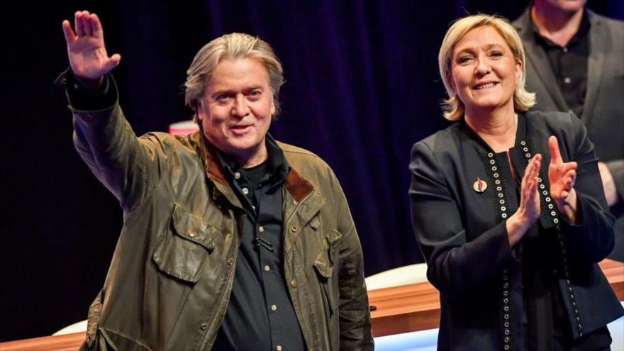 Steve Bannon, exasesor del presidente de EE.UU., y la líder del partido ultraderechista francés Frente Nacional, Marine Le Pen, 10 de marzo de 2018.