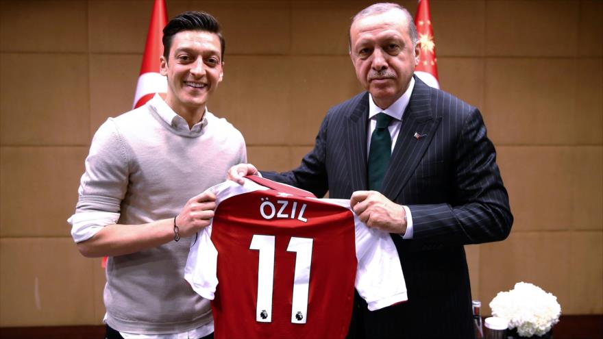 El futbolista alemán de origen turco Mesut Özil junto al presidente de Turquía Recep Tayyip Erdogan, 14 de mayo de 2018.