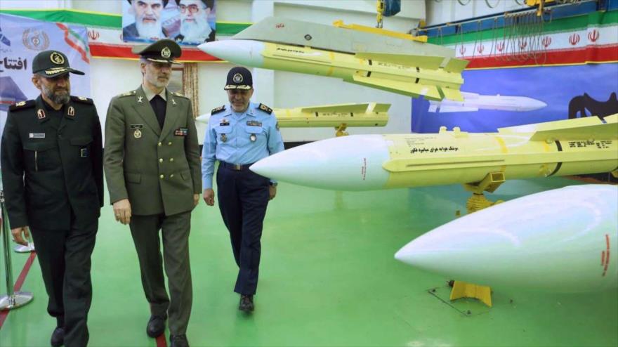El ministro de Defensa de Irán, el general de brigada Amir Hatami (centro) en la ceremonia de presentación de los misiles iraníes Fakur-90, 23 de julio de 2018.