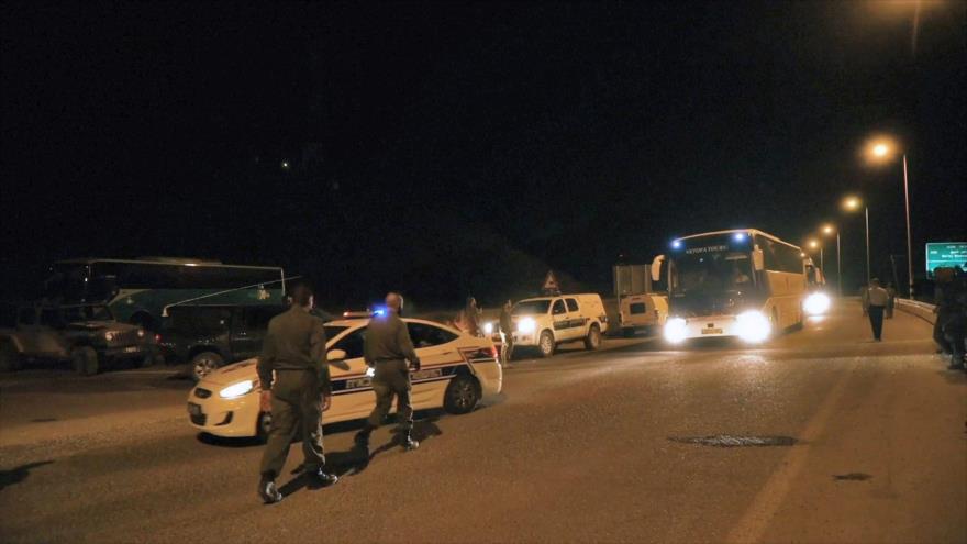 Las fuerzas del régimen de Israel monitorean la evacuación de los llamados ‘Cascos Blancos’ del territorio sirio, 21 de julio de 2018.