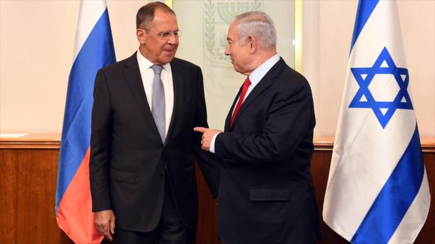 
El primer ministro del régimen de Israel, Benjamín Netanyahu (dcha.) habla con el canciller de Rusia, Sérguei Lavrov, Al-Quds, 23 de julio de 2018.