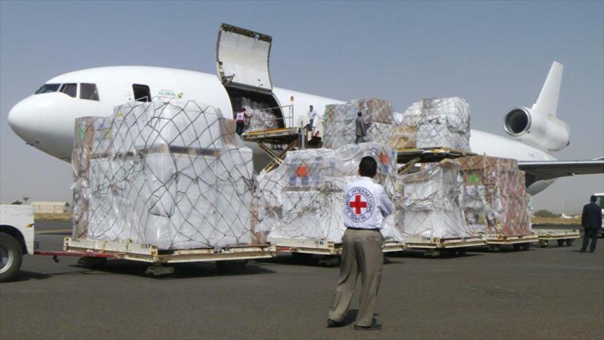 Un avión del Comité Internacional de la Cruz Roja (CICR), cargado de ayudas humanitarias en el aeropuerto de Saná, la capital de Yemen. 