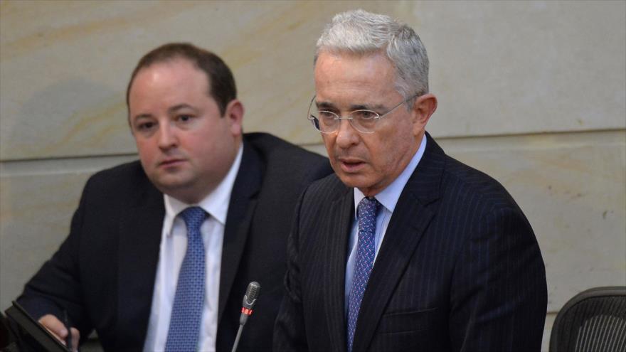 Escándalo por corrupción obliga a Uribe a renunciar al 