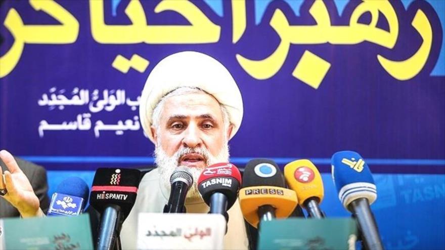 El vicesecretario general Hezbolá, el sheij Naim Qasem, habla en el acto de presentación de su libro traducido al persa, Teherán, agosto de 2015.