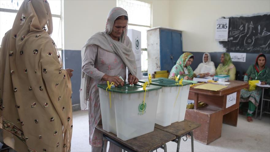 Una mujer paquistaní ejerce su derecho a voto en un centro electoral en Islamabad, capital, 25 de julio de 2018.