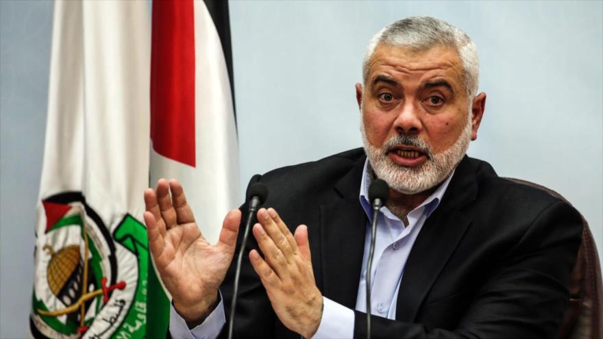 El líder del Movimiento de Resistencia Islámica Palestina (HAMAS), Ismail Haniya, en su despacho en la Franja de Gaza.