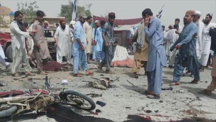 Paquistaníes congregados en el lugar de un atentado terrorista en la ciudad de Quetta (suroeste), 25 de julio de 2018.