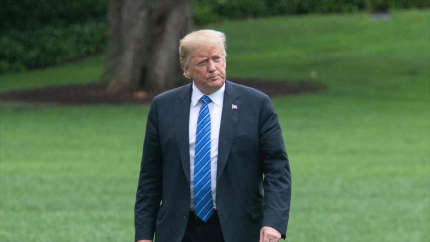 El presidente de EE.UU., Donald Trump, camina en el recinto de la Casa Blanca, 24 de julio de 2018.