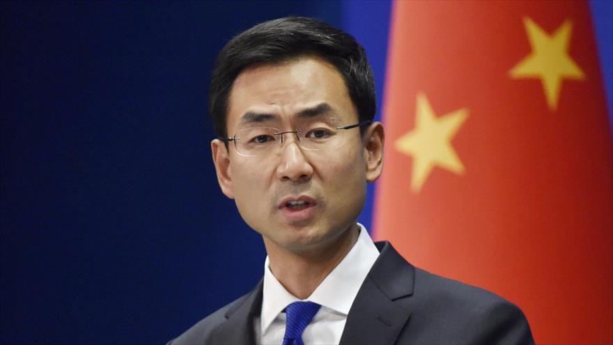 El portavoz de la Cancillería china, Geng Shuang, habla durante una rueda de prensa en Pekín, la capital china.