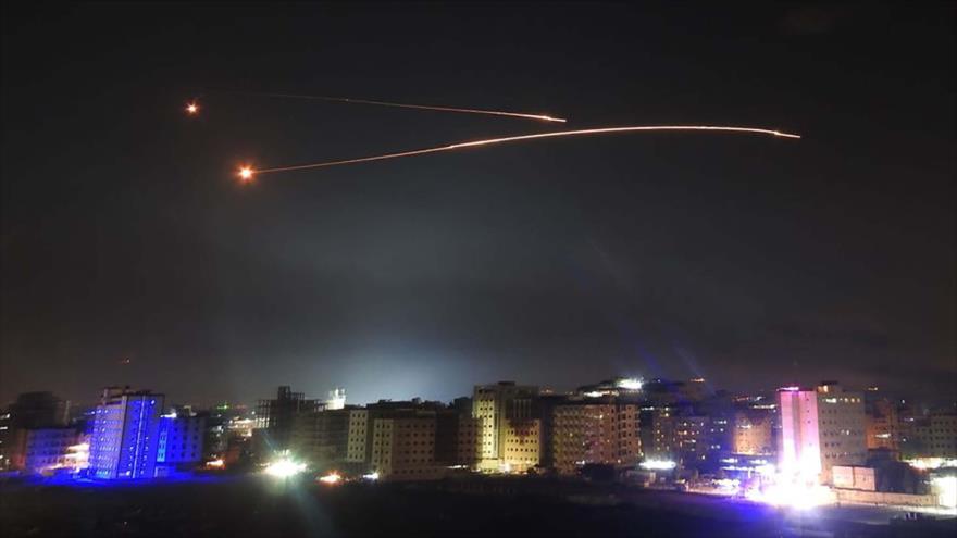 Los sistemas sirios de defensa antiaérea interceptan misiles israelíes en Damasco, 10 de mayo de 2018.