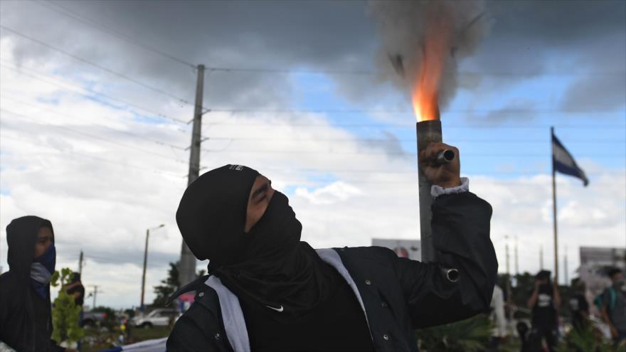 Un hombre dispara un mortero casero durante una protesta antigubernamental en Managua, la capital nicaragüense, 4 de julio de 2018.