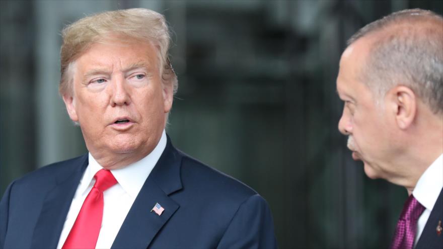 El presidente de EE.UU, Donald Trump (izq.), y su par turco, Recep Tayyip Erdogan, en la sede de la OTAN en Bruselas, 11 de julio de 2018.