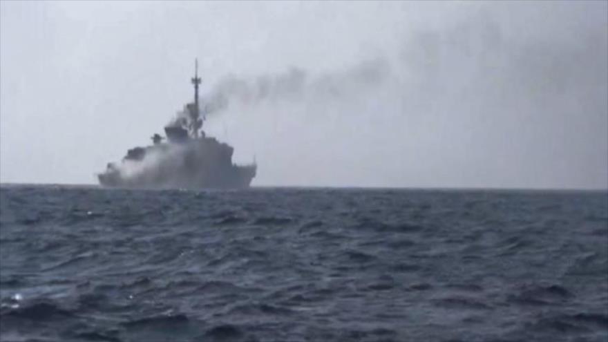 Columna de humo provocada por un ataque de las fuerzas yemeníes a un buque de guerra saudí en la costa occidental de Yemen.