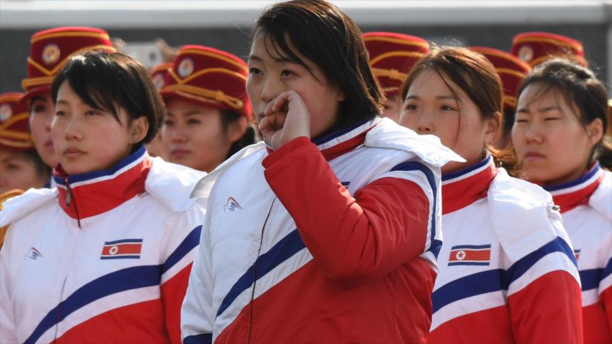 Atletas norcoreanas durante una ceremonia de bienvenida para el equipo en la Villa Olímpica en Gangneung, Corea del Sur, 8 de febrero de 2018.
