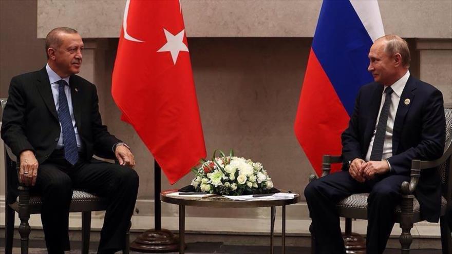 El presidente de Rusia, Vladimir Putin (dcha.), reunido con su par turco, Recep Tayyip Erdogan, en Johannesburgo (Sudáfrica), 26 de julio de 2018.