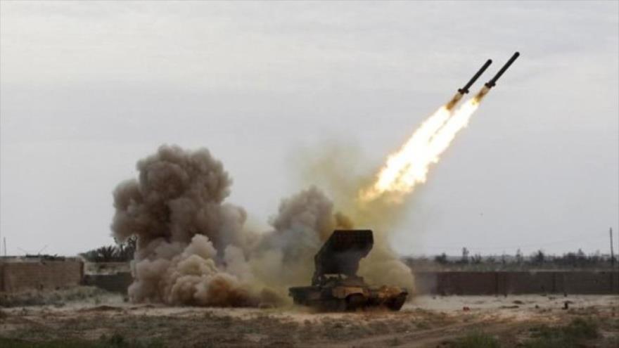 Las fuerzas yemeníes lanzan un misil Qaher 1 contra una posición saudí en Nayran.
