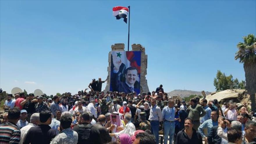 La bandera nacional de Siria ha sido izada en la plaza Al-Tahrir en la ciudad liberada de Al-Quneitra, 27 de julio de 2018.