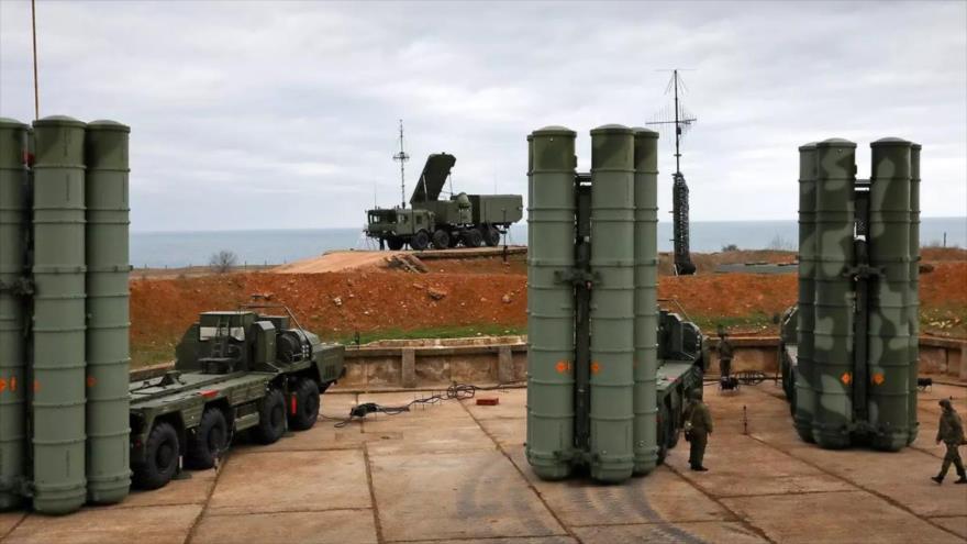 Baterías del sistema antimisiles ruso S-400.