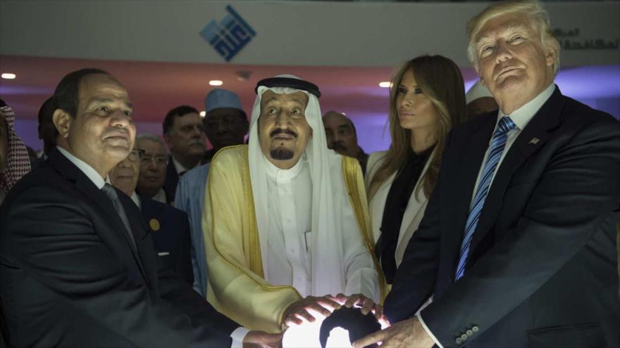 El presidente estadounidense, Donald Trump (dcha.), junto al rey saudí, Salman bin Abdulaziz Al Saud (centro), y el presidente egipcio, Abdel Fatah al-Sisi.