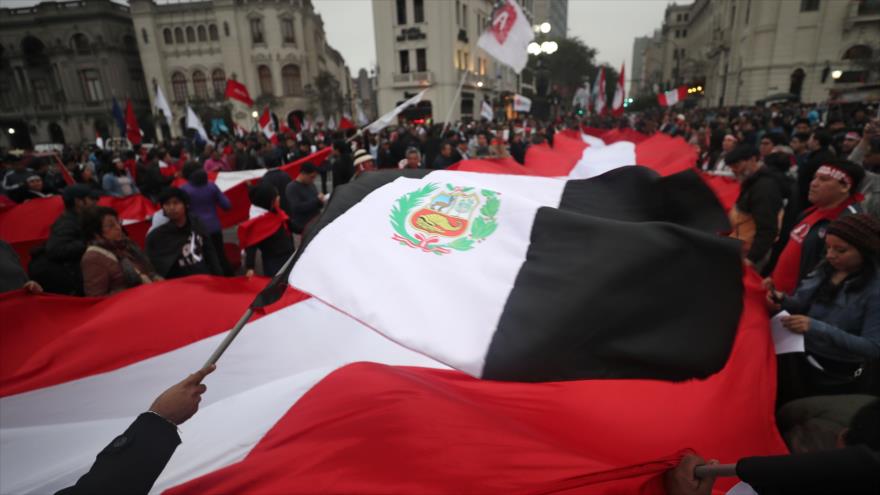 Peruanos protestan contra corrupción descarada del sistema judicial 