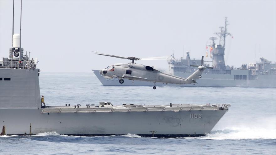 Un helicóptero de la Armada de Taiwán despega desde la popa de una fragata clase Perry durante un ejercicio militar.