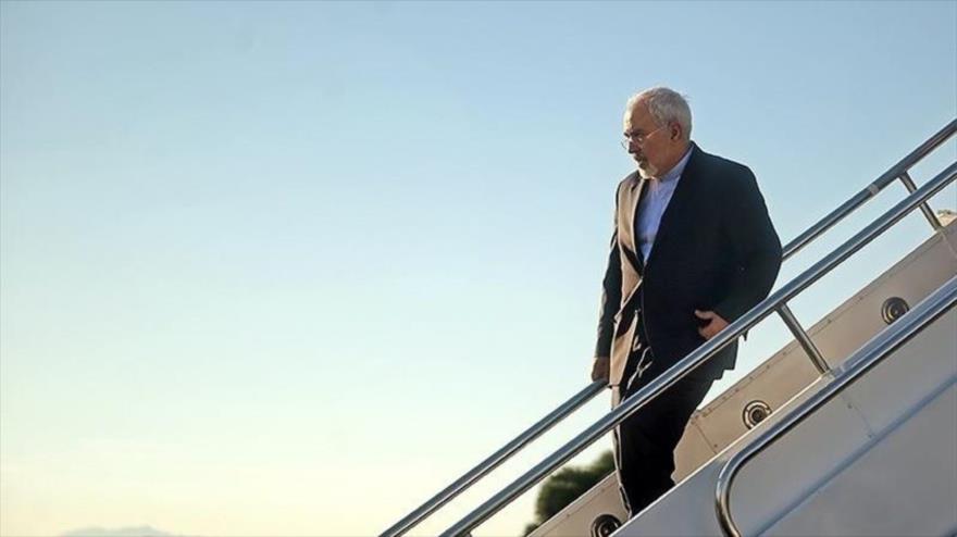 El canciller iraní, Mohamad Yavad Zarif, baja de un avión.