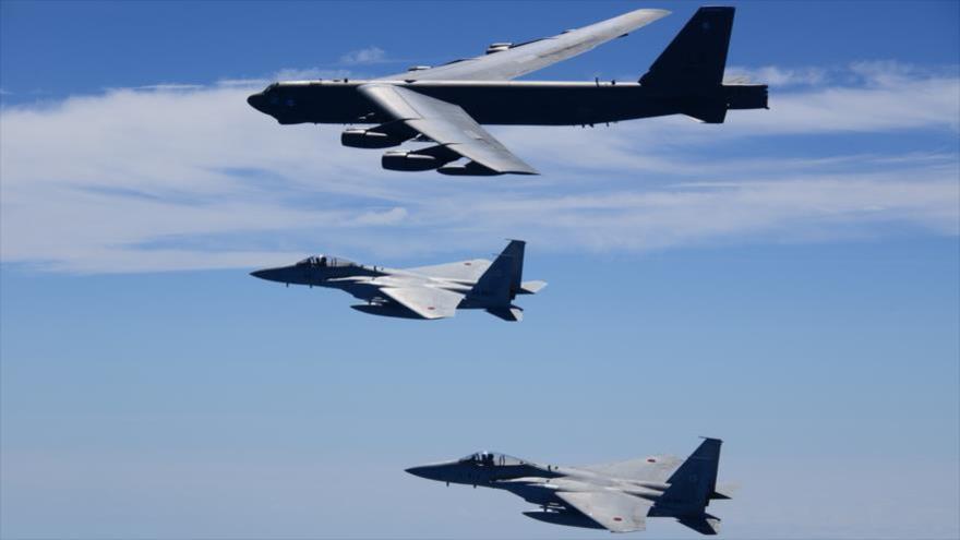 Cazas F-15 japoneses y un bombardero estadounidense B-52 durante un ejercicio militar, 27 de julio de 2018.