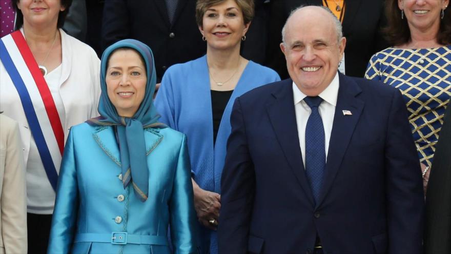 La líder del MKO, Maryam Rajavi, y el asesor legal de Donald Trump, Rudolph Giuliani, en una reunión en Villepinte, cerca de París, 30 de junio de 2018.