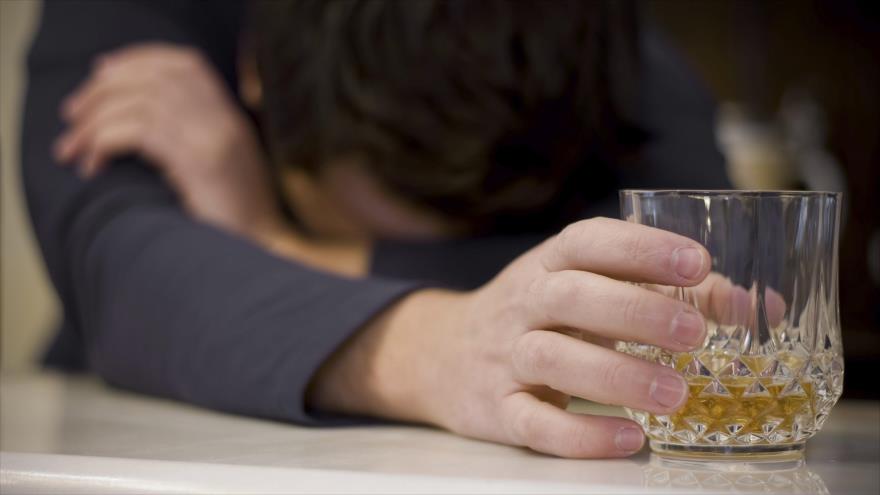 Alrededor de 88 000 estadounidenses mueren por consumo excesivo de bebidas alcohólicas cada año.