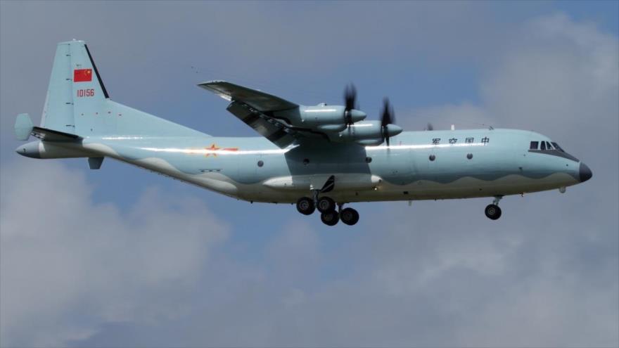 Un avión chino Shaanxi Y-9 en pleno vuelo.