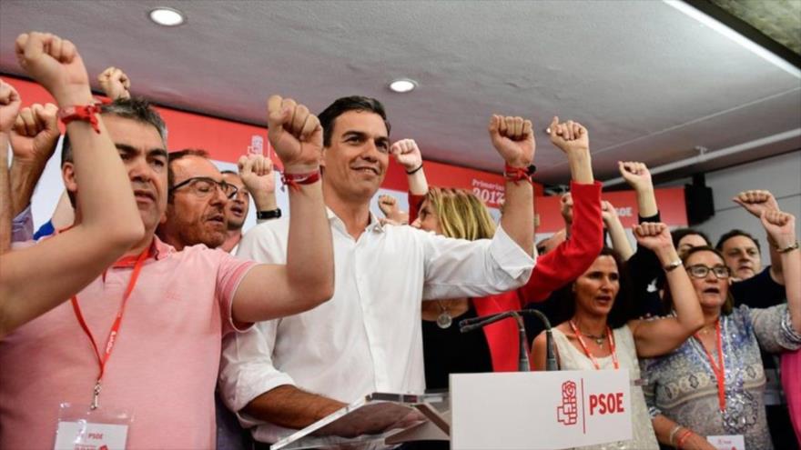 Los socialistas celebran la elección de Pedro Sánchez (centro) como el líder del POSE, mayo de 2017.