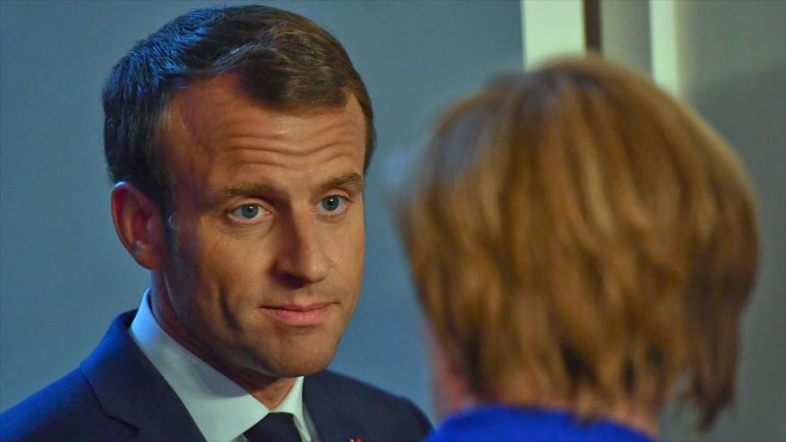 El presidente de Francia, Emmanuel Macron, mira a la canciller alemana, Angela Merkel, en una cumbre de la OTAN en Bruselas, 11 de julio de 2017.