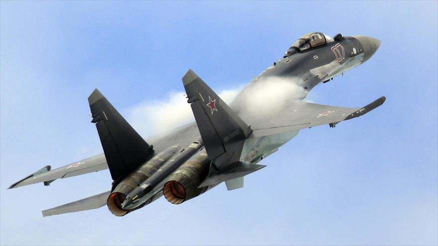 Un avión de combate Sujoi Su-35 participa en una exhibición de vuelo en el aeropuerto Le Bourget, cerca de París, capital de Francia.