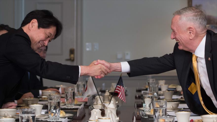 El ministro japonés de Defensa, Itsunori Onodera (izda.), y su par estadounidense, Jim Mattis, se dan la mano en una cita, EE.UU., 20 de abril de 2018.