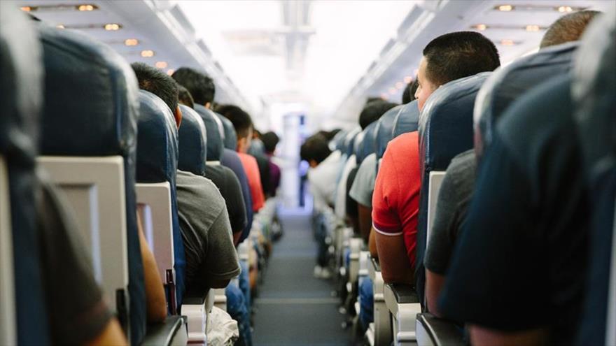 Pasajeros en un vuelo nacional estadounidense.