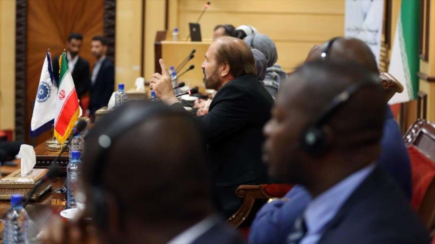 El jefe del Consejo de Cooperación Económica Irán-África, Hasan Josroyerdi, habla en una reunión con representantes africanos, 30 de julio de 2018.