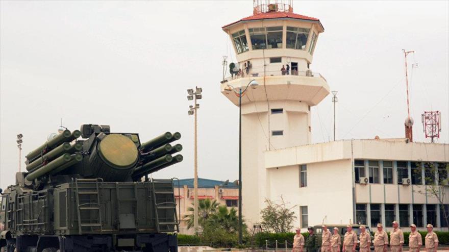 Un sistema de defensa aérea Pantsir en el aeródromo militar ruso Hmeymim, en Siria.