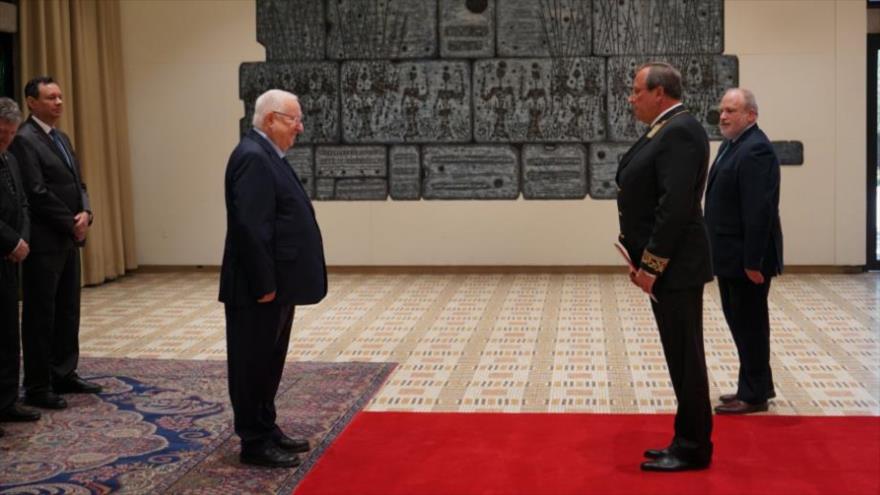 Presidente del régimen de Israel, Reuven Rivlin (izq.), recibe al embajador ruso, Anatoly Viktorov.