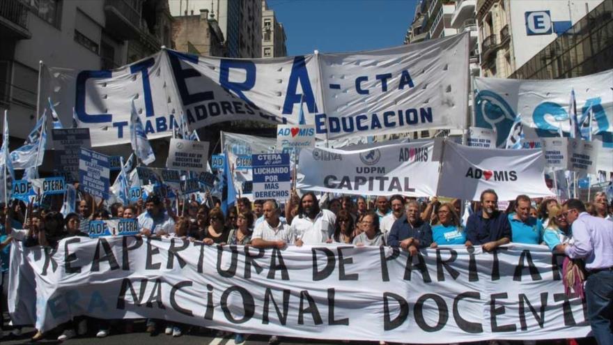 Los maestros y trabajadores del sector educativo en Buenos Aires, la capital argentina, marchan en demanda de mejoras salariales.