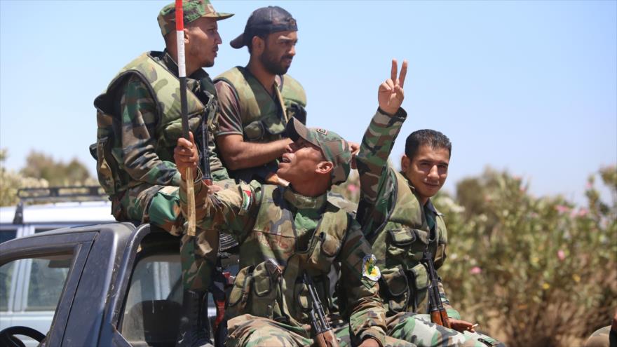 Fuerzas sirias a bordo de un coche en la provincia de Al-Quneitra, cerca del Golán ocupado, 27 de julio de 2018.