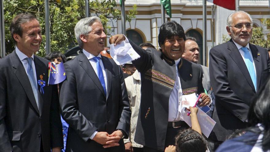 (De drcha. a izq.) El expresidente de Bolivia, Carlos Mesa, y el actual mandatario, Evo Morales.