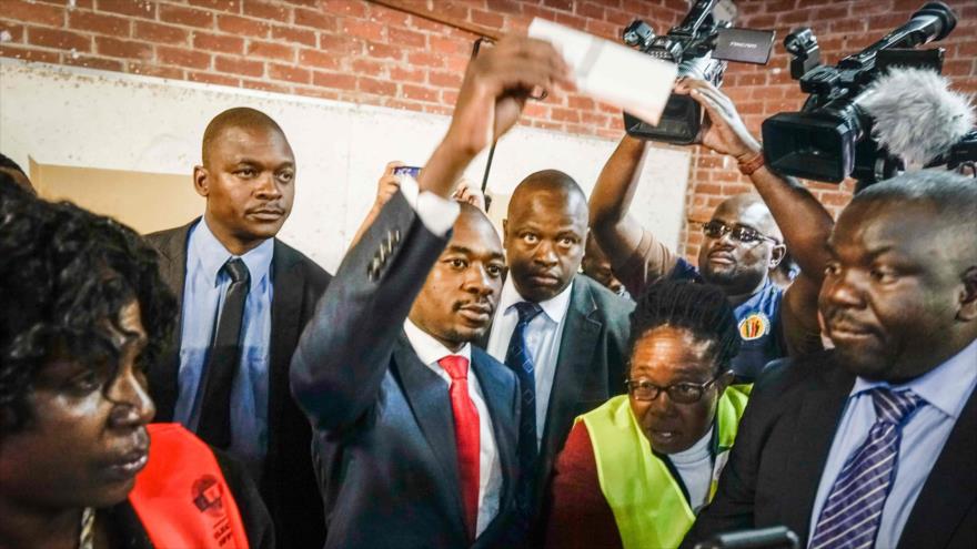 El líder de la oposición de Zimbabue, Nelson Chamisa, emite su voto en un centro electoral de Harare (capital), 30 de julio de 2018.