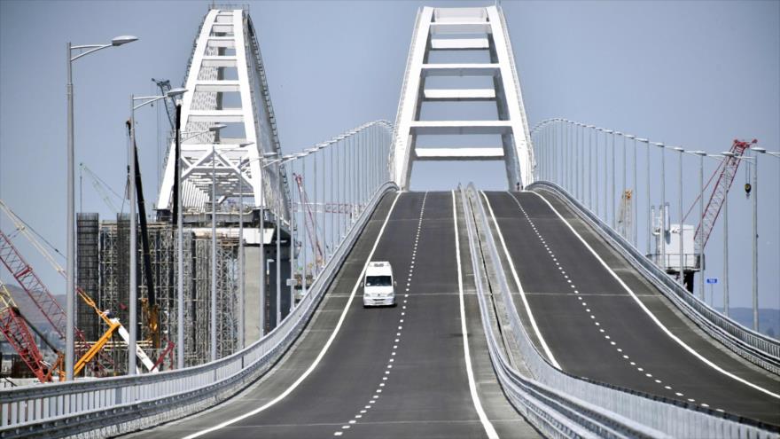 Un vehículo recorre el puente de Crimea, de 19 km de longitud que une el sur de Rusia con la península crimea, 15 de mayo de 2018.