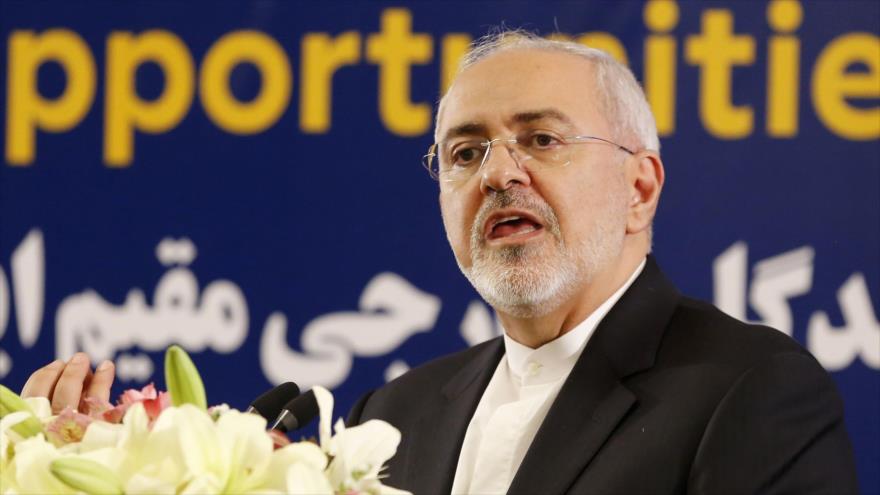 El canciller de Irán, Mohamad Yavad Zarif, habla en una reunión con un grupo de economistas en Teherán, 16 de julio de 2018.
